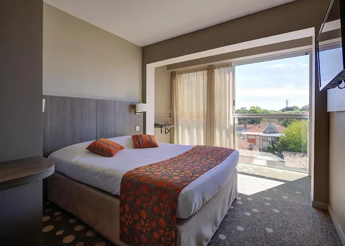 Le Nautic מלון 3*