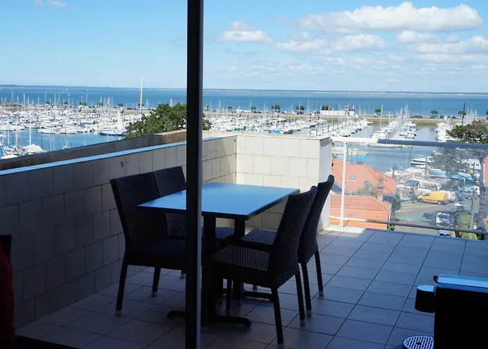 Le Nautic מלון 3*